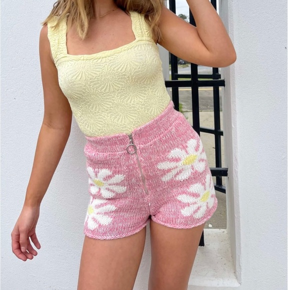NWT Pink Daisy Print Knit Sweater Shorts by Storia SZ M - Picture 3 of 8